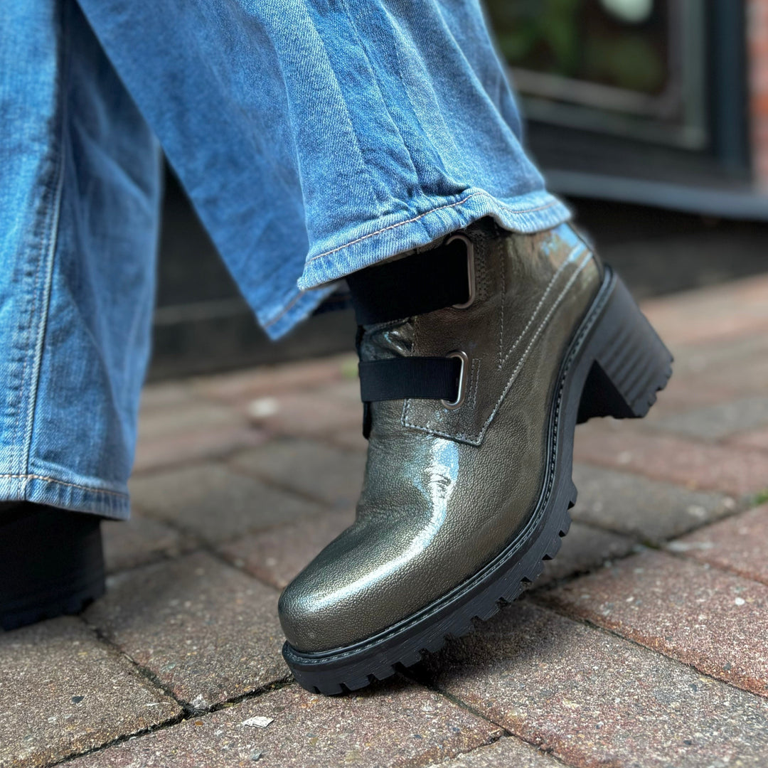 BOS & CO - INDIE BOOT IN PEWTER PATENT LEATHER