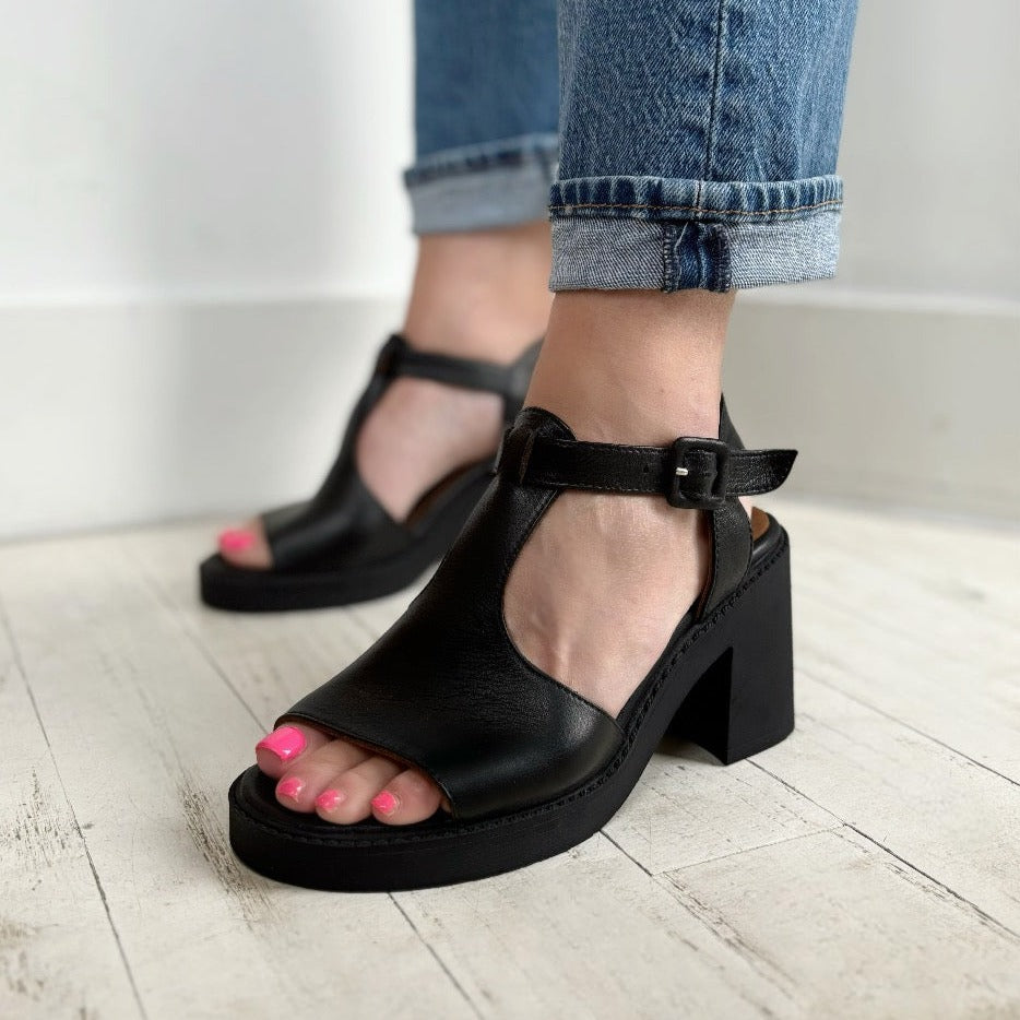 BUENO - MCKENZIE HEELED SANDAL IN BLACK LEATHER