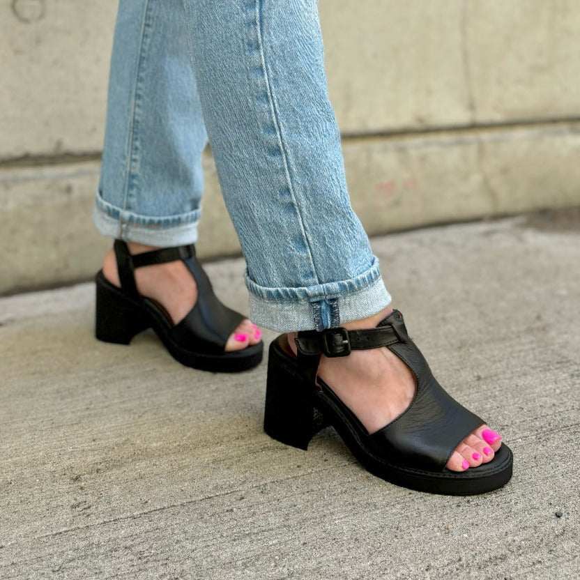 BUENO - MCKENZIE HEELED SANDAL IN BLACK LEATHER