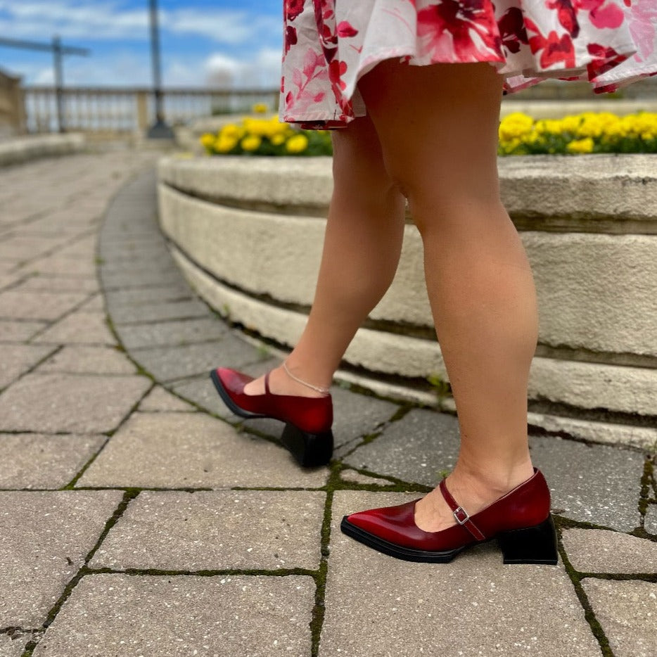 VAGABOND SHOEMAKERS - VIVIAN MARY-JANE PUMP IN RED LEATHER