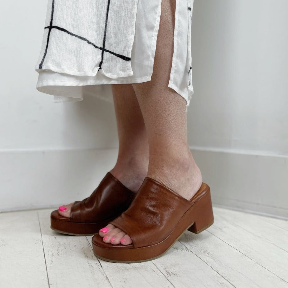 MIZ MOOZ - GWEN PLATFORM SANDAL IN BRANDY LEATHER