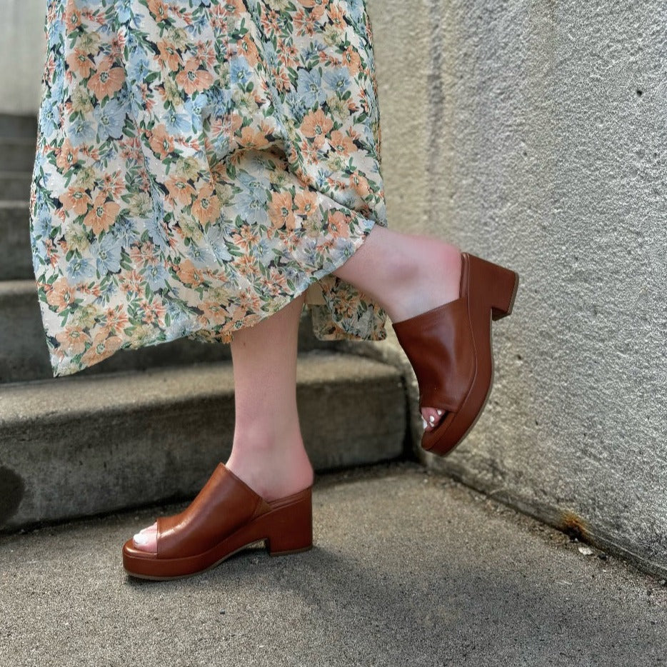 MIZ MOOZ - GWEN PLATFORM SANDAL IN BRANDY LEATHER