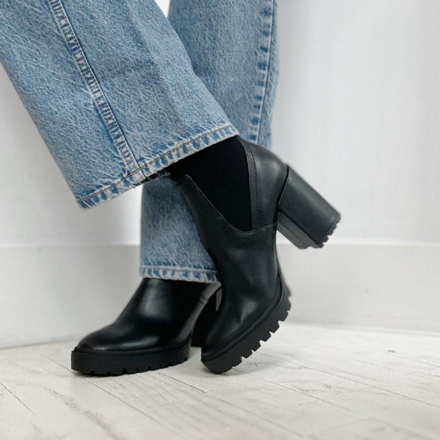 STEVE MADDEN - SAHLY BOOT IN BLACK SYNTHETIC LEATHER