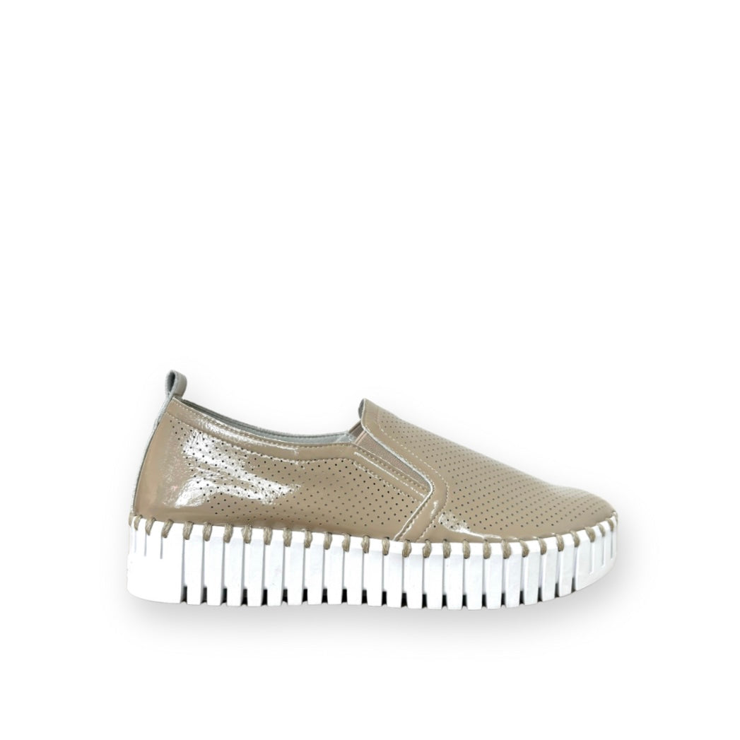 ILSE JACOBSEN - TULIPC1010 PLATFORM FLAT IN LATTE 110 PATENT SYNTHETIC LEATHER