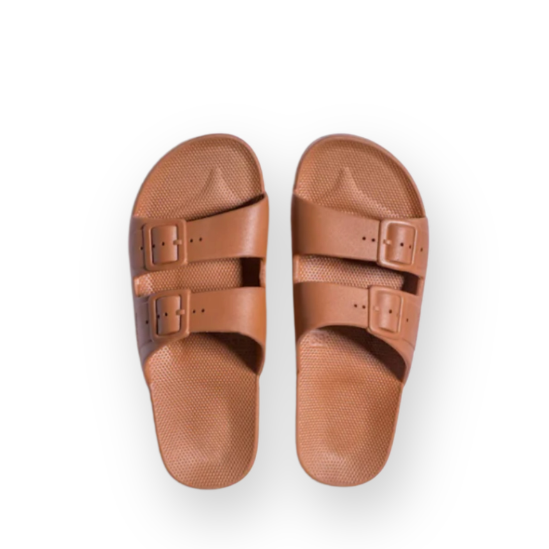 FREEDOM MOSES - EVA SLIDE SANDAL IN TOFFEE