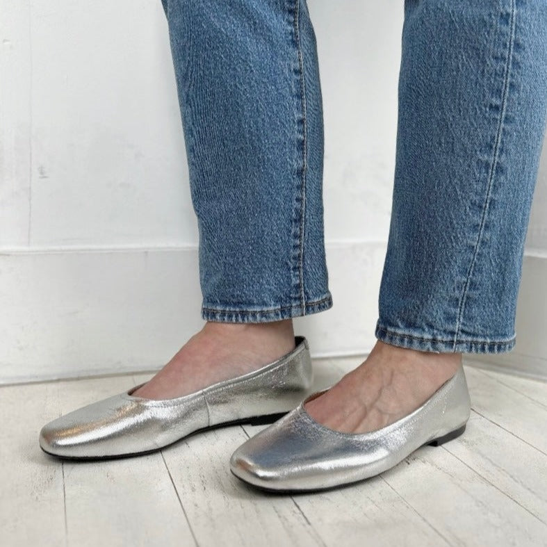 VAGABOND - JOLIN FLAT IN SILVER LEATHER