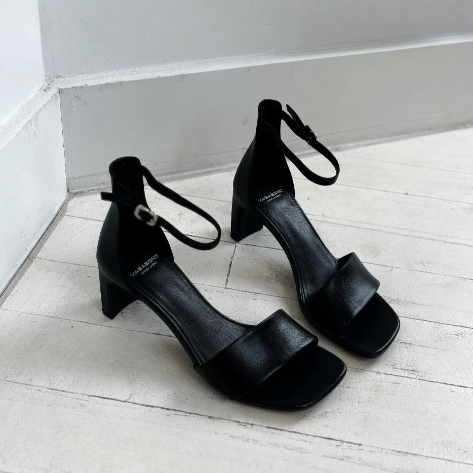 VAGABOND SHOEMAKERS- LUISA HEELED SANDAL IN BLACK LEATHER