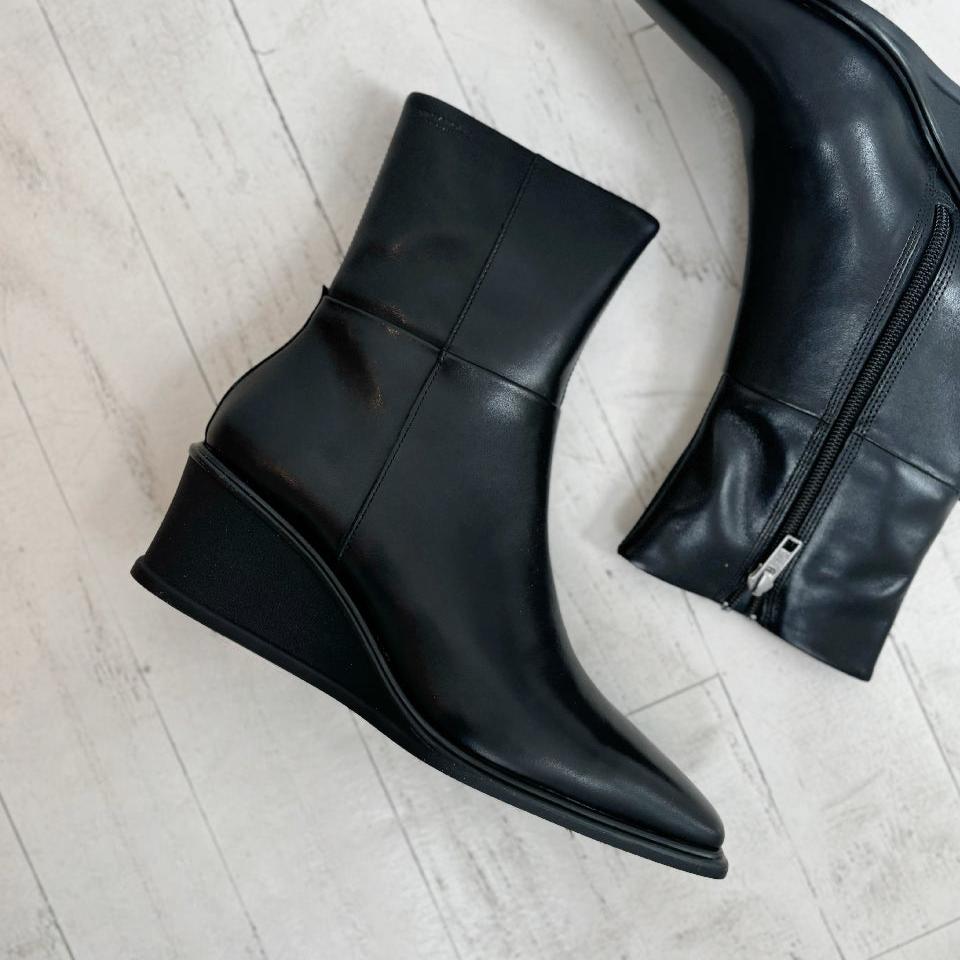 VAGABOND SHOEMAKERS - AINO WEDGE BOOTIE IN BLACK LEATHER