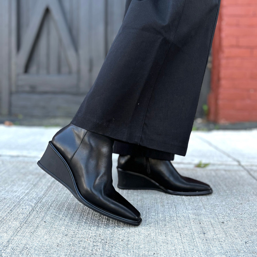 VAGABOND SHOEMAKERS - AINO WEDGE BOOTIE IN BLACK LEATHER