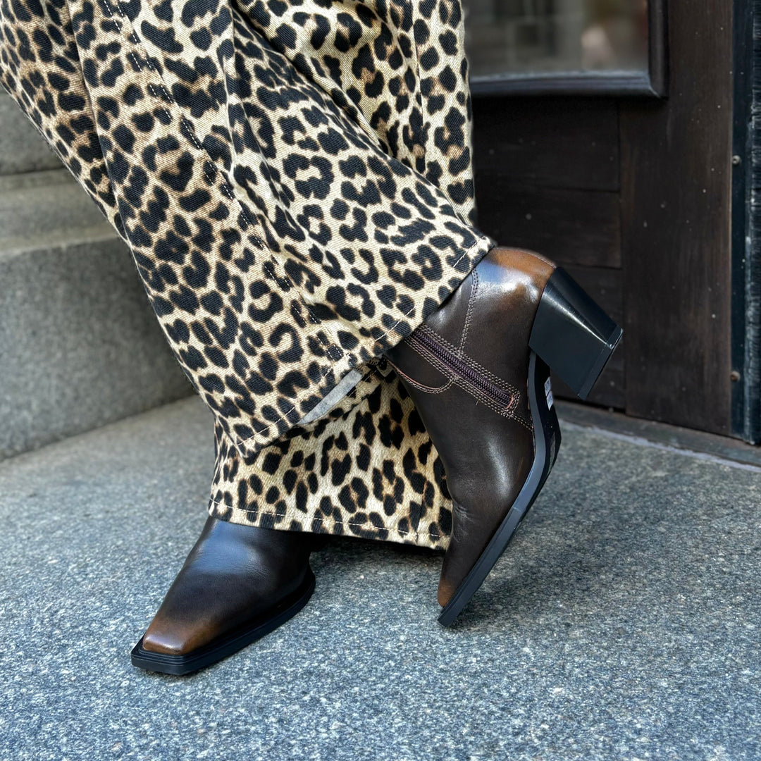 VAGABOND SHOEMAKERS- ALINA BOOTIE IN BROWN LEATHER