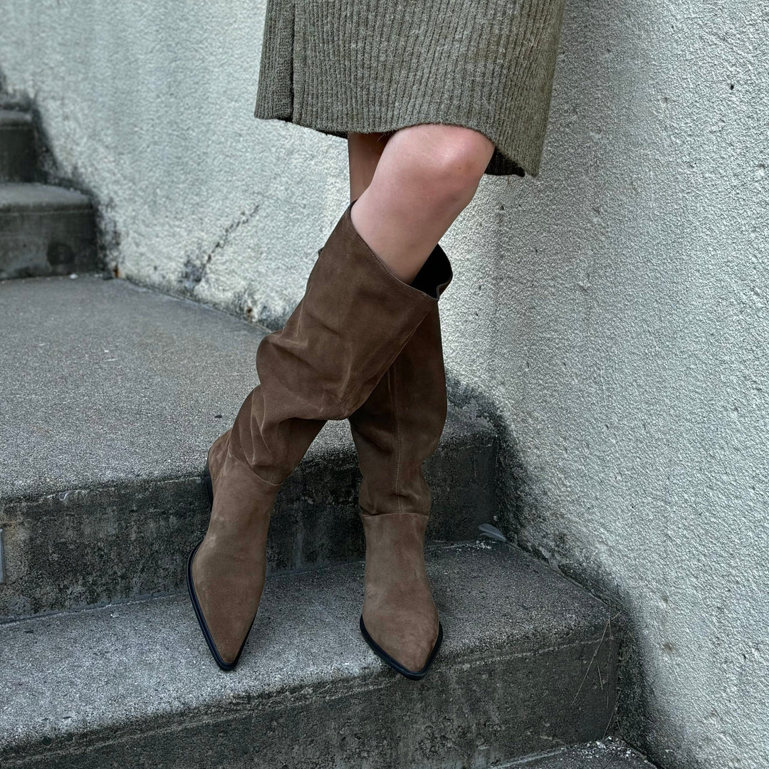 VAGABOND SHOEMAKERS - CASSIE TALL BOOT IN MOCCA BROWN SUEDE LEATHER