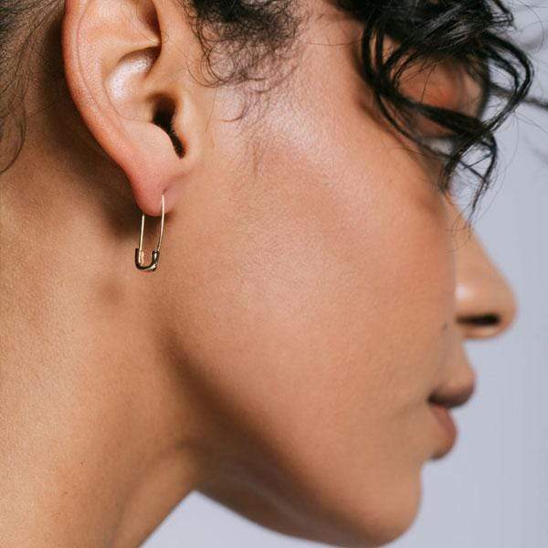 KRIS NATIONS - SAFETY PIN HOOP EARRINGS IN GOLD